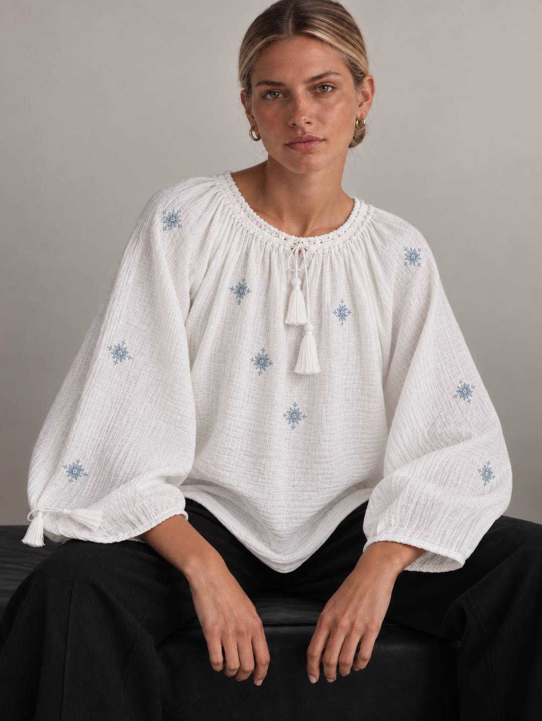 Blouse ILINCA — Brodée main, flocons bleu brume