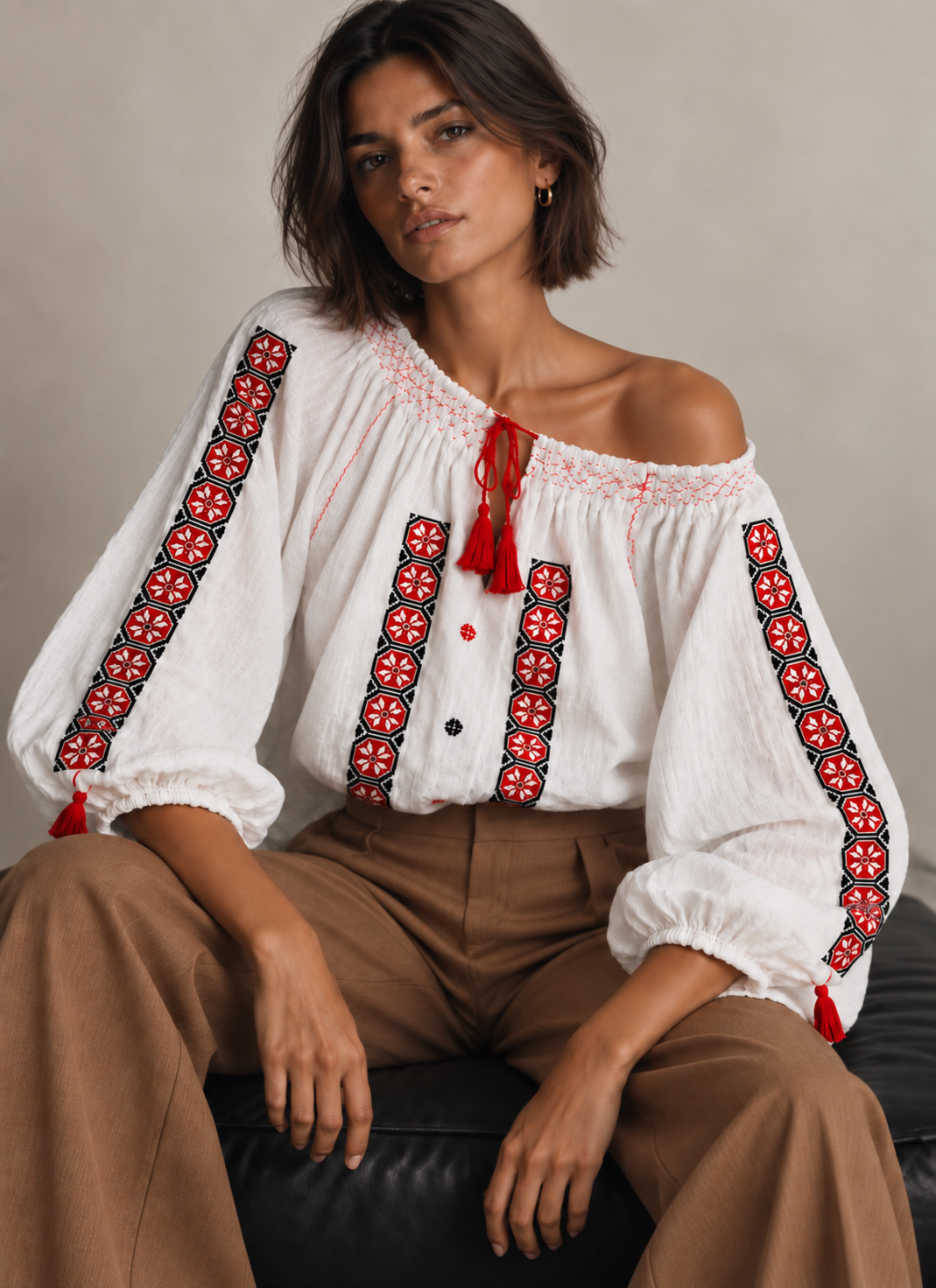 Blouse SÂNZIANA — Brodée main, rosaces rouge et noir