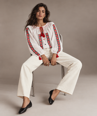 Blouse SÂNZIANA — Brodée main, rosaces rouge et noir